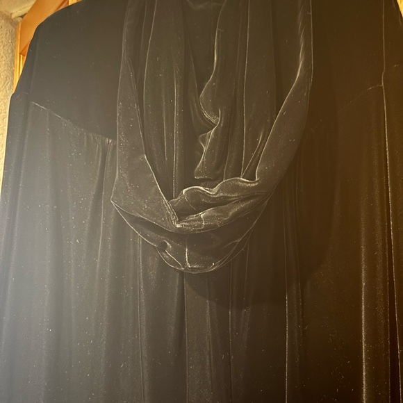 Elegant Black Velvet Cape - opera length with hood - Picture 10 of 10